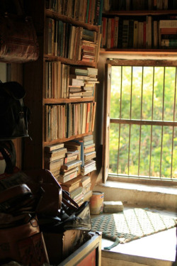 medievalfairytales:  Book nook (by ✈ M ✈)   I want a book
