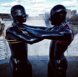 skinrubberlover:  arockarock74:  Rub  skinrubberlover:  SKIN RUBBER LOVER