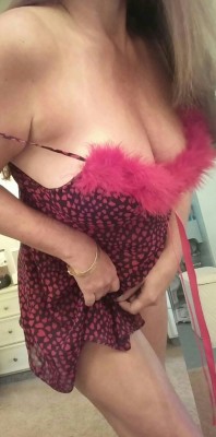 shyhousewife:  Me…in lingerie.  Well your something to look