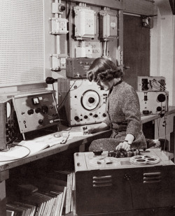 magictransistor:  Daphne Oram with the wobbulator, 1958. The