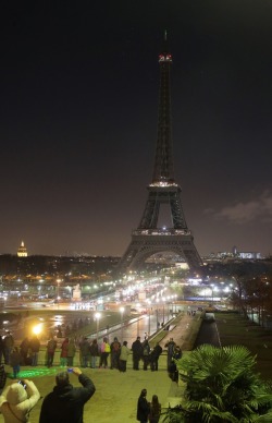 guardian:  The Eiffel tower’s lights were briefly switched
