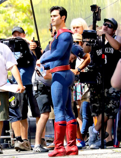 tl-hoechlin:     Tyler Hoechlin films Supergirl in Vancouver