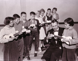 uketeecee:Joseph Jung instructs children to play the Islander