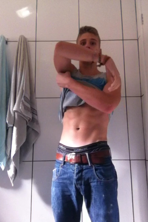 flaitesricosyenpelota:  2sthboiz:  SEXY HOT YUNGIN AND HIS FRESH SHAVED COCK N BALLS  rico rico, que deseos de estar ahi con el :D
