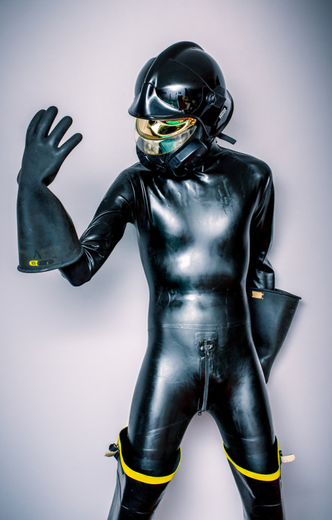 arockarock74:  thevulpinereport:  Rubber//Futur  Rub - bo - boot - mask - hot 