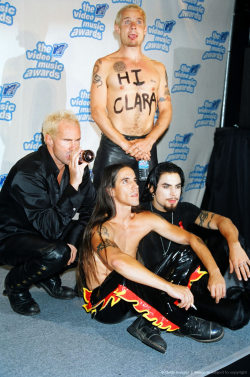 cherrycolouredpunk:  1995 MTV Music Awards.  Not a typical post