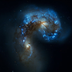 photos-of-space:Antenna Galaxies [3375 x 3362]