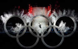 liveolympic:  A snowboarder flies though the Olympic rings during