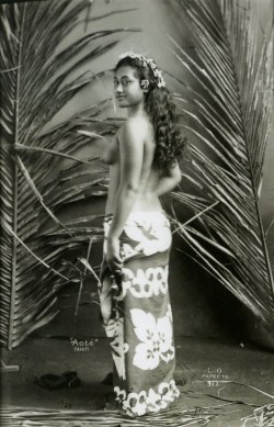 From Tahitian Beauties, by Lucien Gauthier. Find more beautiful Tahitians and Polynesians on Native Nudity.