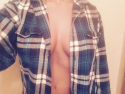 hookayy:  sara6hunna:  Boobs and flannels.  👅