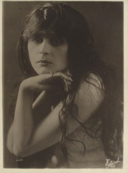  Theda Bara Photography: National studios, NY 1920s 