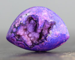 mineralists:  Beautiful Drusy Purple Crystal Cab 
