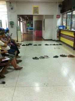 Waiting in line … yer doin’ it right (Thailand)