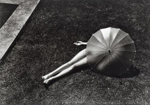 wandrlust:  Nude with Parasol, 1935 — Martin Munkacsi 