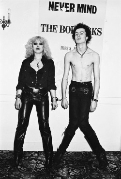 insanefromreality:  Love kills, lets be like Sid and Nancy. 