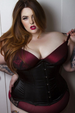 eng1964:  curvy-and-round:  We are in love with BBW :)  Gorgeous