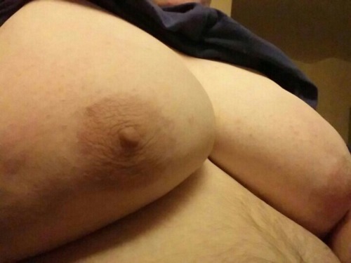 moobslover:  Moobslover.tumblr.com  Mmmm… moobs