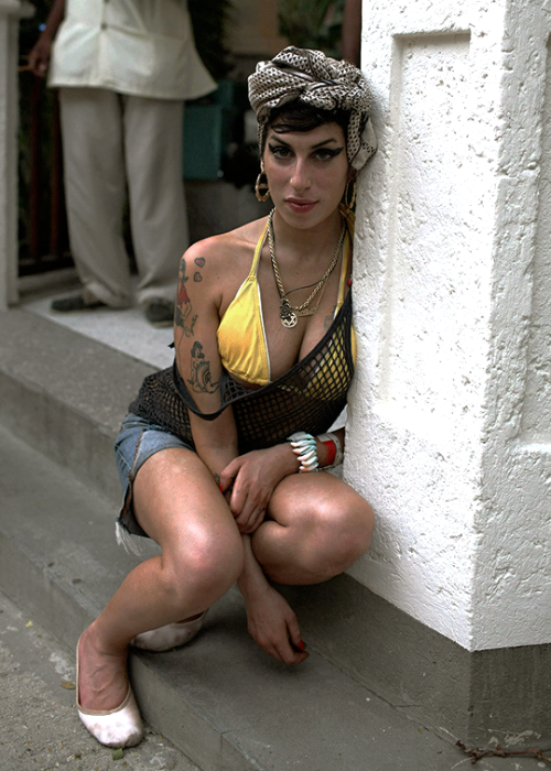 amyjdewinehouse:Stunning candid picture of Amy Winehouse in St.