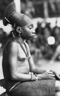 congo-mondele:  The Mangbetu people of the Democratic Republic of Congo formerly known as Zaire. They used to practice skull elongating. | Photographer Casimir Zagourski 