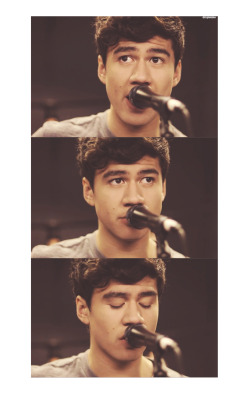 ashtonsdimps:  dimpleluke:  Calum- #Push5SOS  L