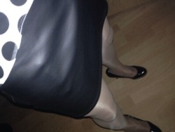 heel69lover:  Can’t resist a short skirt and glossy stockings