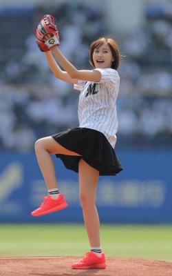 bakasuka9:  超ミニスカ、大きなフォームで投球　佐野ひなこ始球式