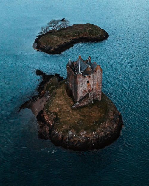 utwo:  Castle Stalker Scotland© Harrison Brown