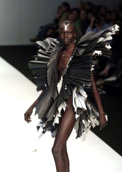 ohthentic:  a-state-of-bliss:  Alek Wek @ Koshina Spr/Sum 2005