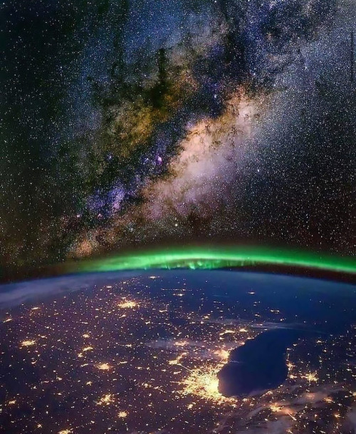 spacewonder19:Chicago city lights, aurora & milky way from