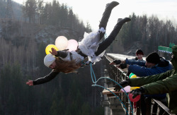 Do you wanna live forever? (A woman takes a bungee leap off a