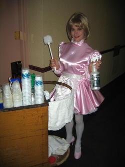 cdfoker:  sissymaids:Hotel Sissy Maid  Room service the way I