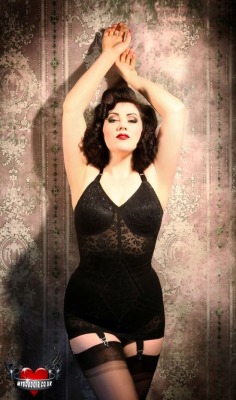 alternative-pinup:  Alternative Pin Up