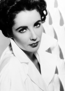 harlow-jean:  Elizabeth Taylor 