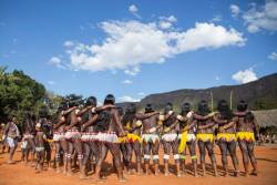   Fulni-ô   Brazilians, via Encontro de Culturas.      Entre o sol e a poeira da Chapada, a energia da tradição de diversos povos fez a terra tremer na abertura da VIII Aldeia Multiétnica. Oficialmente inaugurada nesta segunda-feira (21), durante