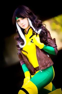 comicbookcosplay:  sayorineko.deviantart.com as Rogue 