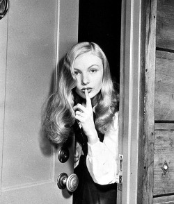 meganmonroes:  Veronica Lake in a publicity still in the 1940s.