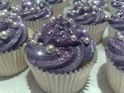 overnight-shipping:  veingme:  Glitter Cupcakes!  These look