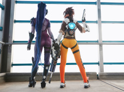 cosplay-booties:  Widowmaker and Tracer from Jannet incosplay