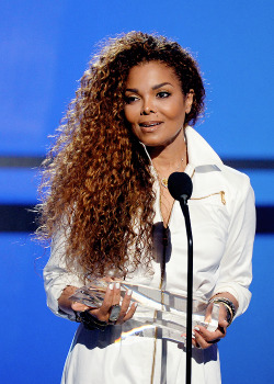 celebritiesofcolor:  Janet Jackson accepts the Ultimate Icon