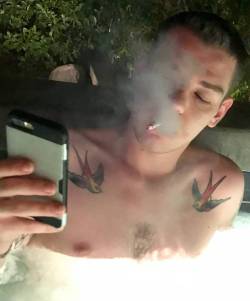 smoke-sex:@flyingthruthe_starz That’s a smoking hot selfie!