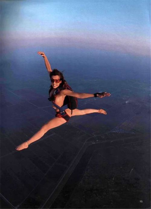 nakedexercise:  aspecialsconfessions:  A tribute toÂ Georgia Ann â€œTinyâ€ Thompson Broadwick who was the first woman to skydive 100 years ago today.  Naked skydiving  Nude Skydiving