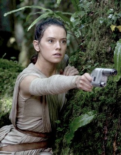 ourdaisyridley:Rey with guns in The Force Awakens (2015)