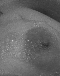juliehen:  bumfinger:  Bubbles ;op  ~ Oooh bubbles and boobs…..an