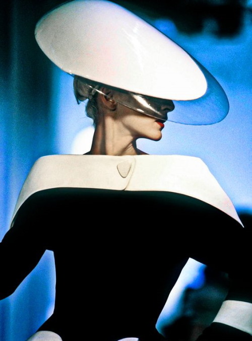 a-state-of-bliss:Thierry Mugler Haute Couture Spr/Sum 1996