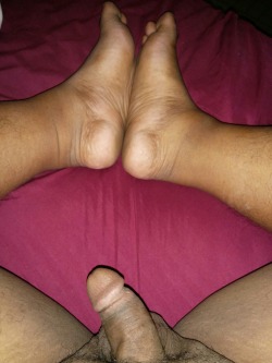 brownchub:  I did some submissions on onesubmissiveact.com last night. Someone wanted to see my feet and cock. I’m not into feet but I was happy to oblige. 