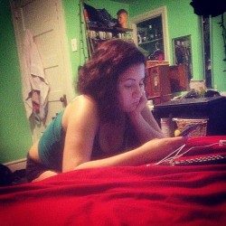 @e_larrea playing with her new phone. 