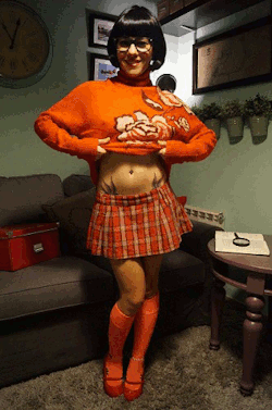 fuckmepunchme:  Naughty Velma :p 