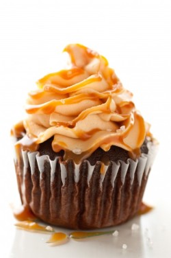 thecakebar:  Chocolate Cupcakes with Salted Caramel Frosting 