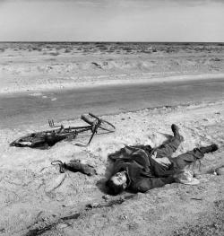  George Rodger EGYPT. Western Desert. A dead German soldier.