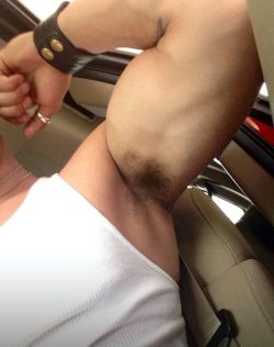 armpitluvrs:  Derrick Hanson - Nice ripe pit!